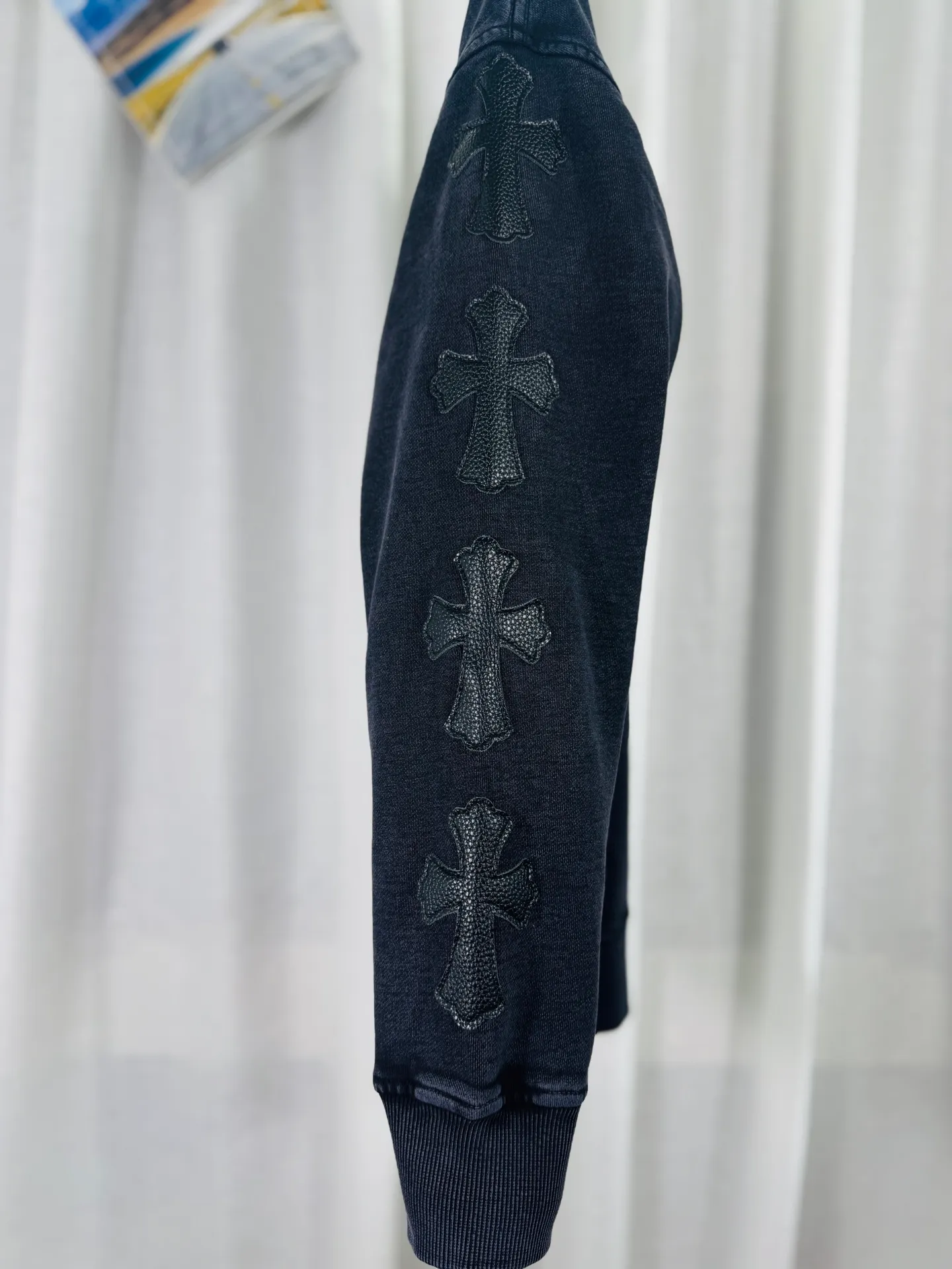 P270 top version, real shot without P, ​​different from market currency) 𝗖𝗵𝗿𝗼𝗺𝗲 𝗛𝗲𝗮𝗿𝘁𝘀/Cro Heart 2025 Washed Leather Embroidery Autumn and Winter New Original Single Counter American Laser Burnt 3D Three-dimensional Color Embroidered Couple Casual Sweater 👑The highest version! Customized fabric 420g tripe terry fabric! American acid-washed and distressed original fabric, laser burnt pattern ✟Skin embroidery, exquisite embroidery of letters! The best-selling model in the counter, very comfortable to wear. Accessories: original molded and authenticated collar label➕100% silk wash label. Genuine purchase-grade original hangtag➕matching hanging rope➕3D hanging beads➕original packaging bag. Craftsmanship: The original version has consistent wiring! The highest version of the armhole matching technique! Color: Gray Black Size: S M L XL Style No.: 9314